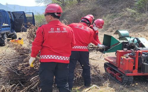 이젠, 태우지 마세요! 영농폐비닐 등 부산물 수거·파쇄해 드립니다.