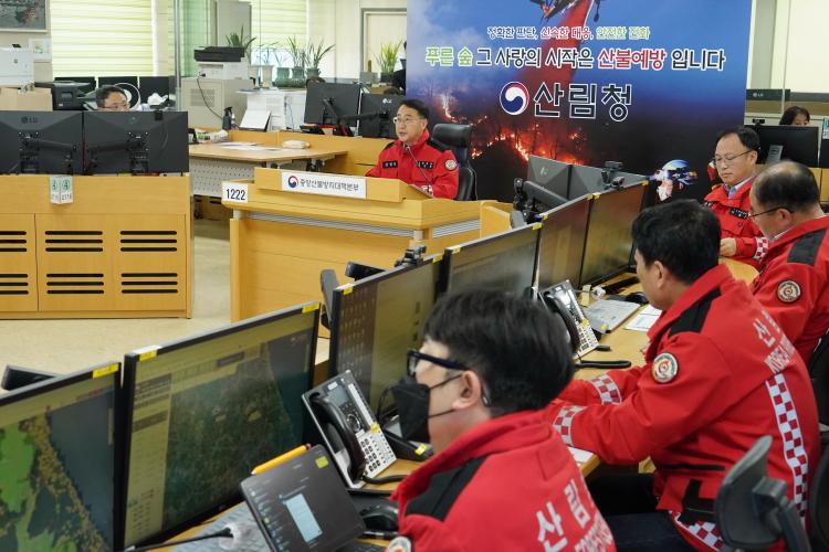 김인호 산림청장, 인제 산불현장 점검 후 주말 산불대비태세 강화 지시