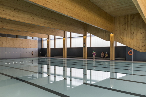 Cases for urban wooden building complex (a swimming pool in Spain)(https://www.archdaily.com)
